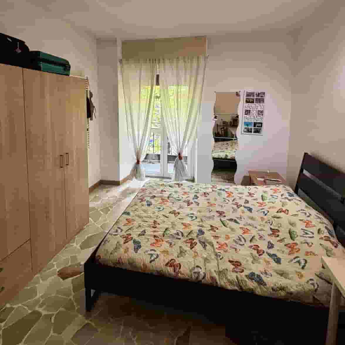 Thumbnail - Stanza libera per ragazza lavoratrice