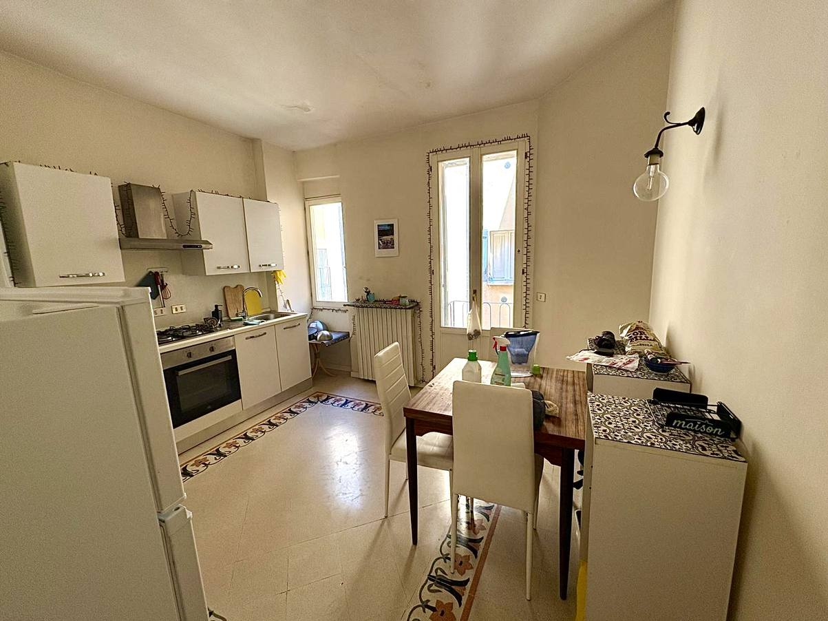 Immagine principale: Cerco conquilina donna e studentessa per stanza SINGOLA in un appartamento per due persone in Zona Porta Saragozza a Bologna, DENTRO LE MURA.